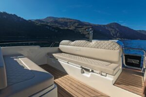 BWA PREMIUM 32 neuf 2027 carré arrière avec table teck électrique